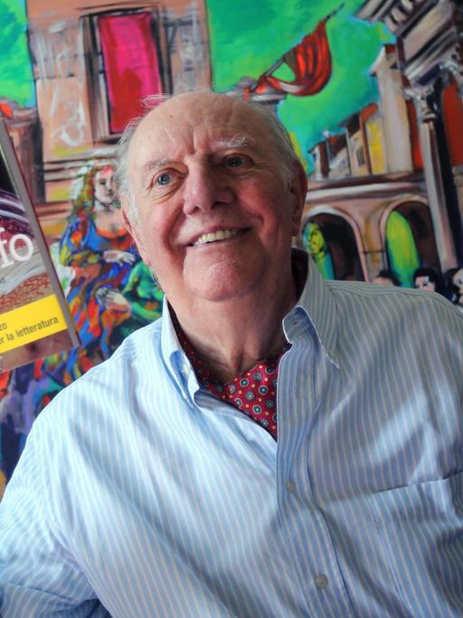 Der italienische Theater-Autor, und Literatur-Nobelpreisträger Dario Fo mit seinem Roman "Die Tochter des Papstes".