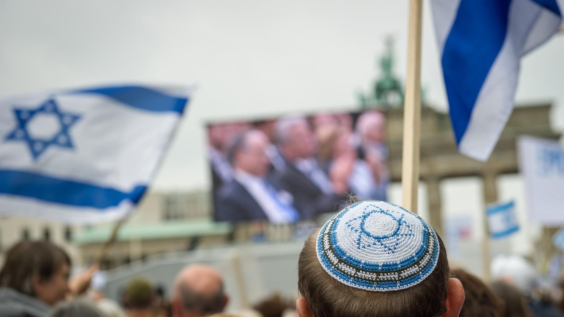 Teilnehmer der Kundgebung «Steh auf! Nie wieder Judenhass!» des Zentralrats der Juden in Deutschland stehen am 14.09.2014 vor dem Brandenburger Tor in Berlin