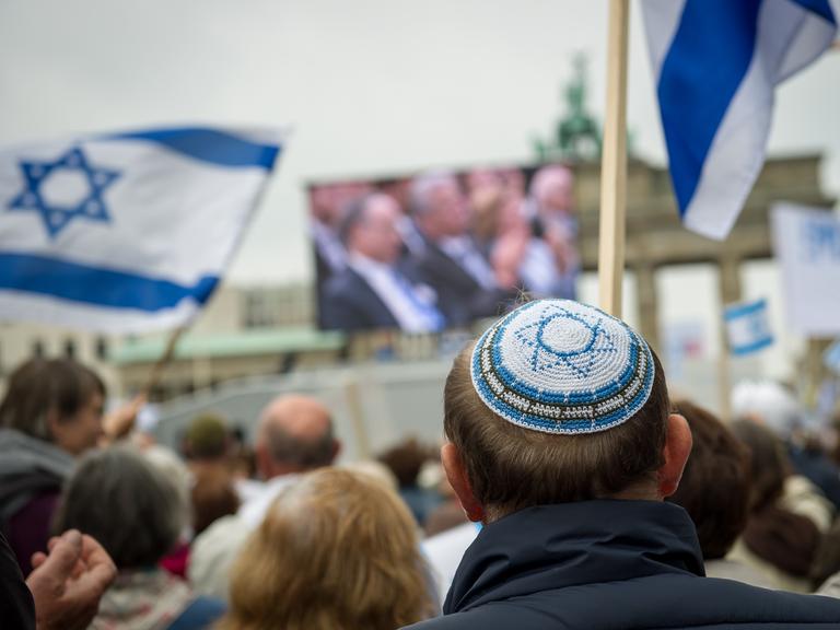 Teilnehmer der Kundgebung «Steh auf! Nie wieder Judenhass!» des Zentralrats der Juden in Deutschland stehen am 14.09.2014 vor dem Brandenburger Tor in Berlin