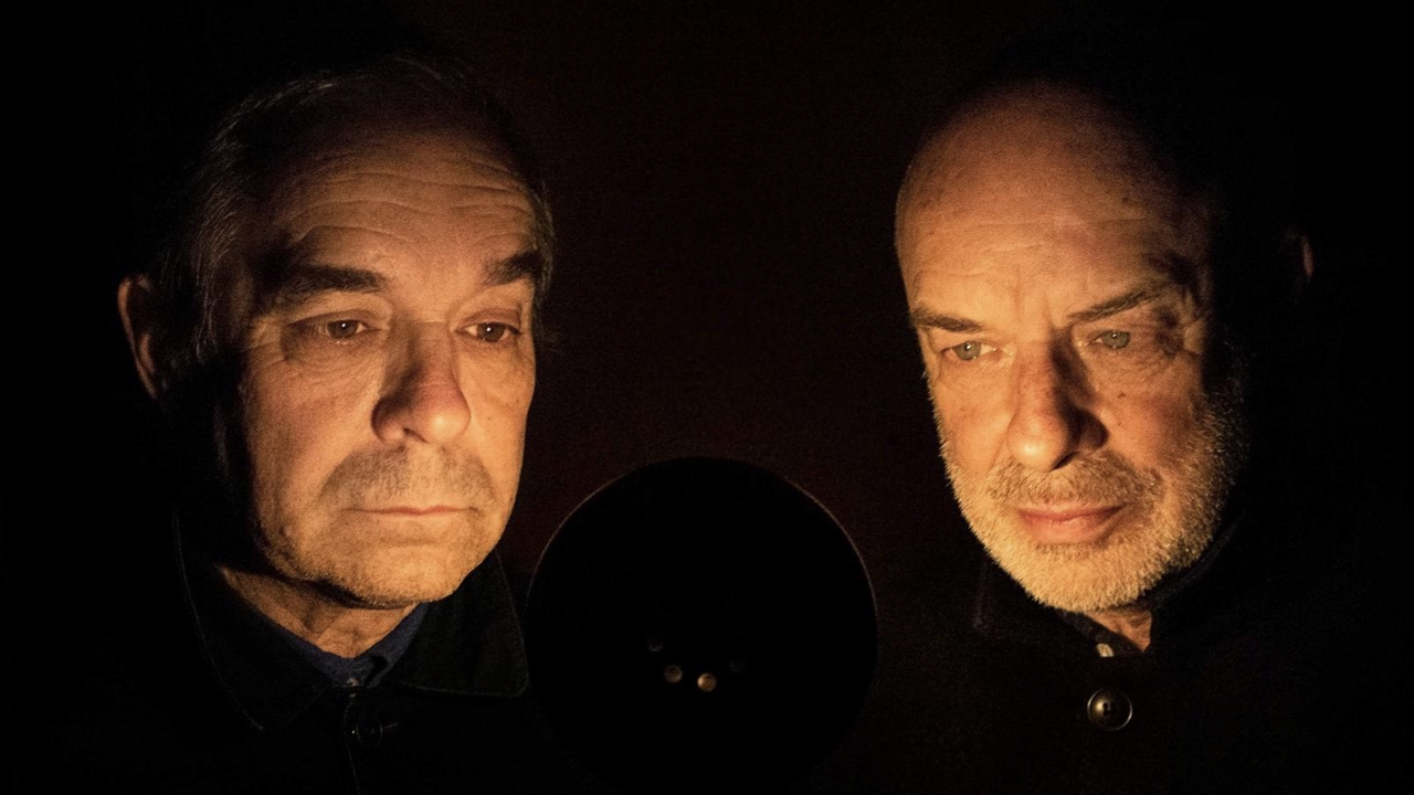 Porträt der beiden Musiker Brian und Roger Eno. Porträt der beiden Musiker Brian und Roger Eno.