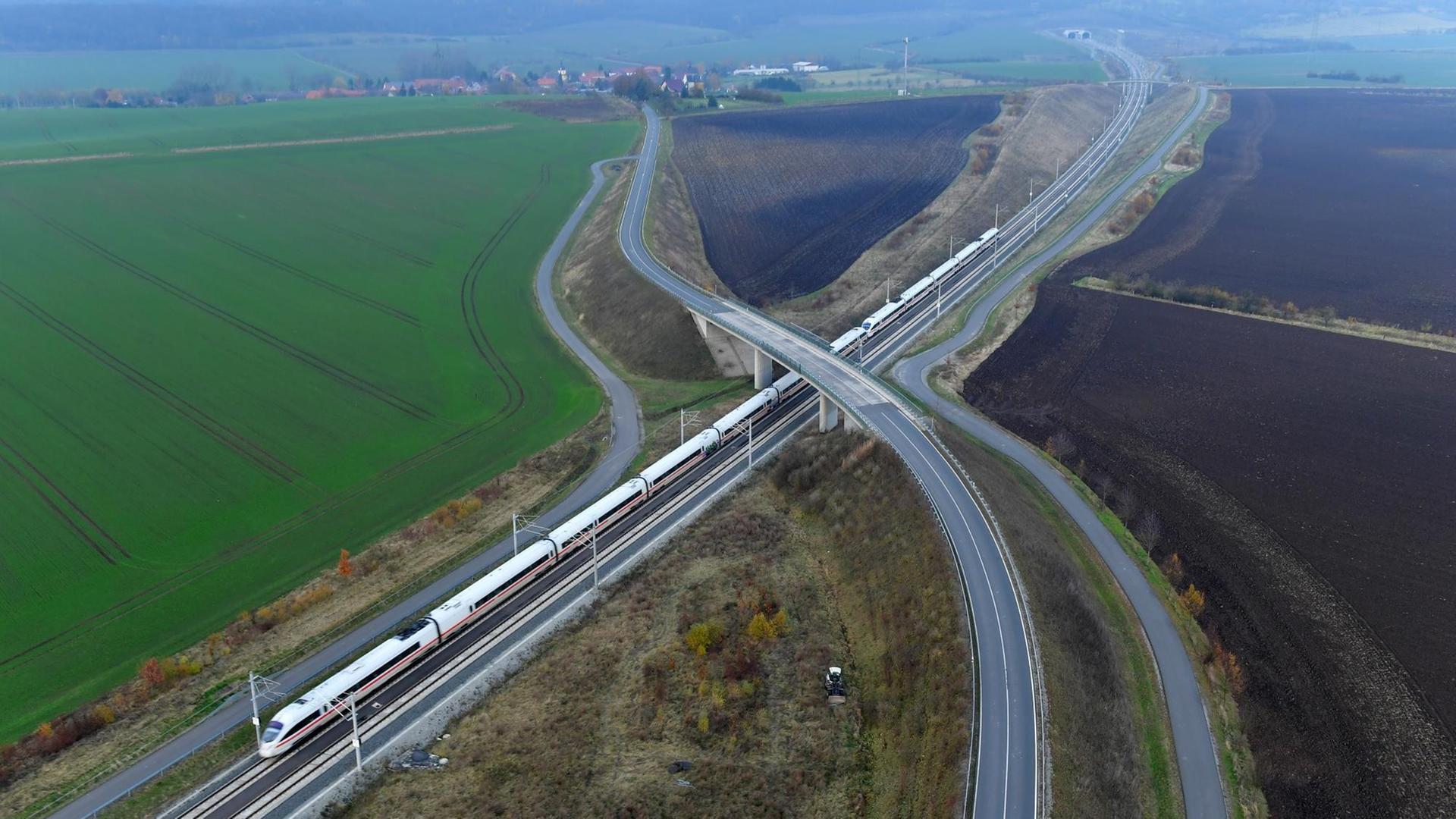 ARCHIV - Ein ICE fährt auf der Neubaustrecke, aufgenommen am 16.11.2017 bei Teutleben (Thüringen). Die ICE-Trasse ist Teil des Verkehrsprojekt Deutsche Einheit (VDE 8) mit Neu- und Ausbauabschnitten. Die Neubaustrecke zwischen Ebensfeld (Bayern) und Erfurt (Thüringen) ist nun fertiggestellt. (zu dpa «Mit Tempo 300 durch die Berge - Neue ICE-Trasse jetzt komplett» vom 05.12.2017) ARCHIV - Ein ICE fährt auf der Neubaustrecke, aufgenommen am 16.11.2017 bei Teutleben (Thüringen). Die ICE-Trasse ist Teil des Verkehrsprojekt Deutsche Einheit (VDE 8) mit Neu- und Ausbauabschnitten. Die Neubaustrecke zwischen Ebensfeld (Bayern) und Erfurt (Thüringen) ist nun fertiggestellt. (zu dpa «Mit Tempo 300 durch die Berge - Neue ICE-Trasse jetzt komplett» vom 05.12.2017)