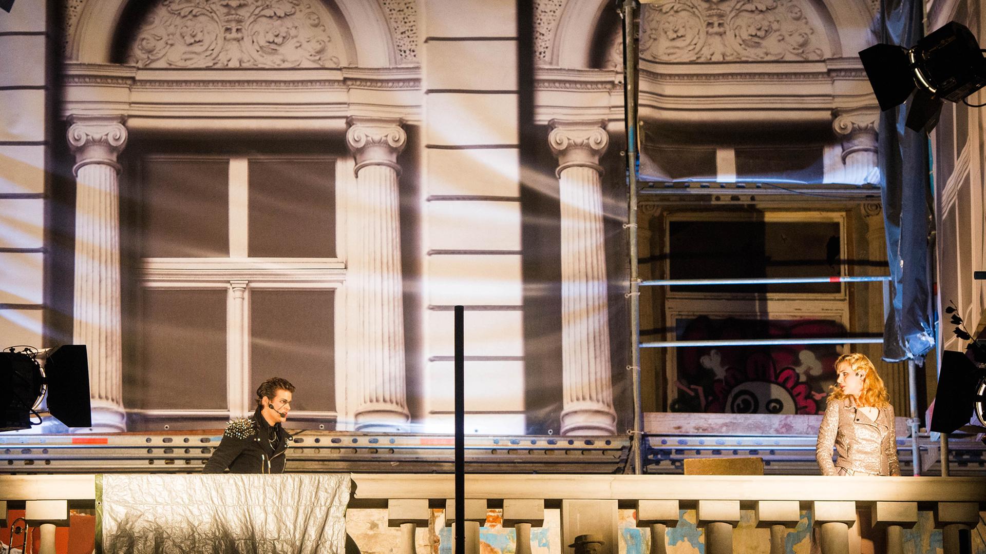 Die Opernsänger Tim Maas als Phantom und Luise Hansen als Christine während der einmaligen Performance des Musicals "Phantom der Oper" auf dem Balkon des Kulturzentrums "Rote Flora". Die Opernsänger Tim Maas als Phantom und Luise Hansen als Christine während der einmaligen Performance des Musicals "Phantom der Oper" auf dem Balkon des Kulturzentrums "Rote Flora".