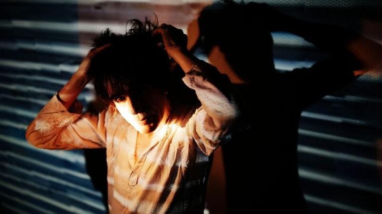 Peter Perrett, sich die Haare zersausend im Halbdunkel (Bild: Steve Gullick) Peter Perrett, sich die Haare zersausend im Halbdunkel (Bild: Steve Gullick)