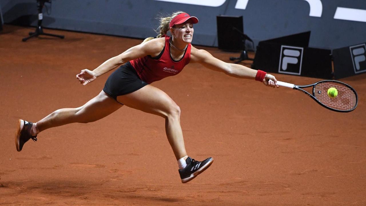 Angelique Kerber streckt sich zu einer Vorhand Angelique Kerber streckt sich zu einer Vorhand