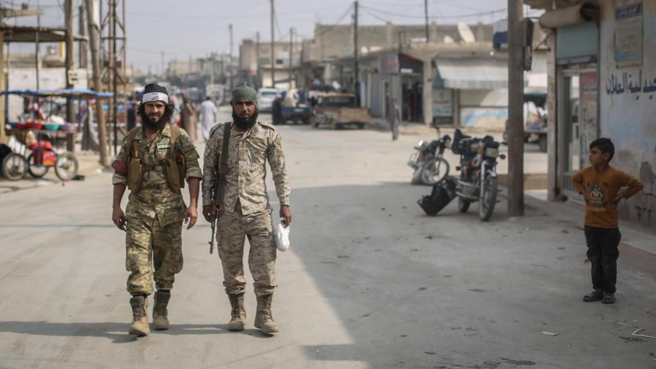 Türkisch unterstützte syrische Milizsoldaten patrouillieren am 20.10.2019, im nordsyrischen Tal Abiad auf einer Straße. Türkisch unterstützte syrische Milizsoldaten patrouillieren am 20.10.2019, im nordsyrischen Tal Abiad auf einer Straße.