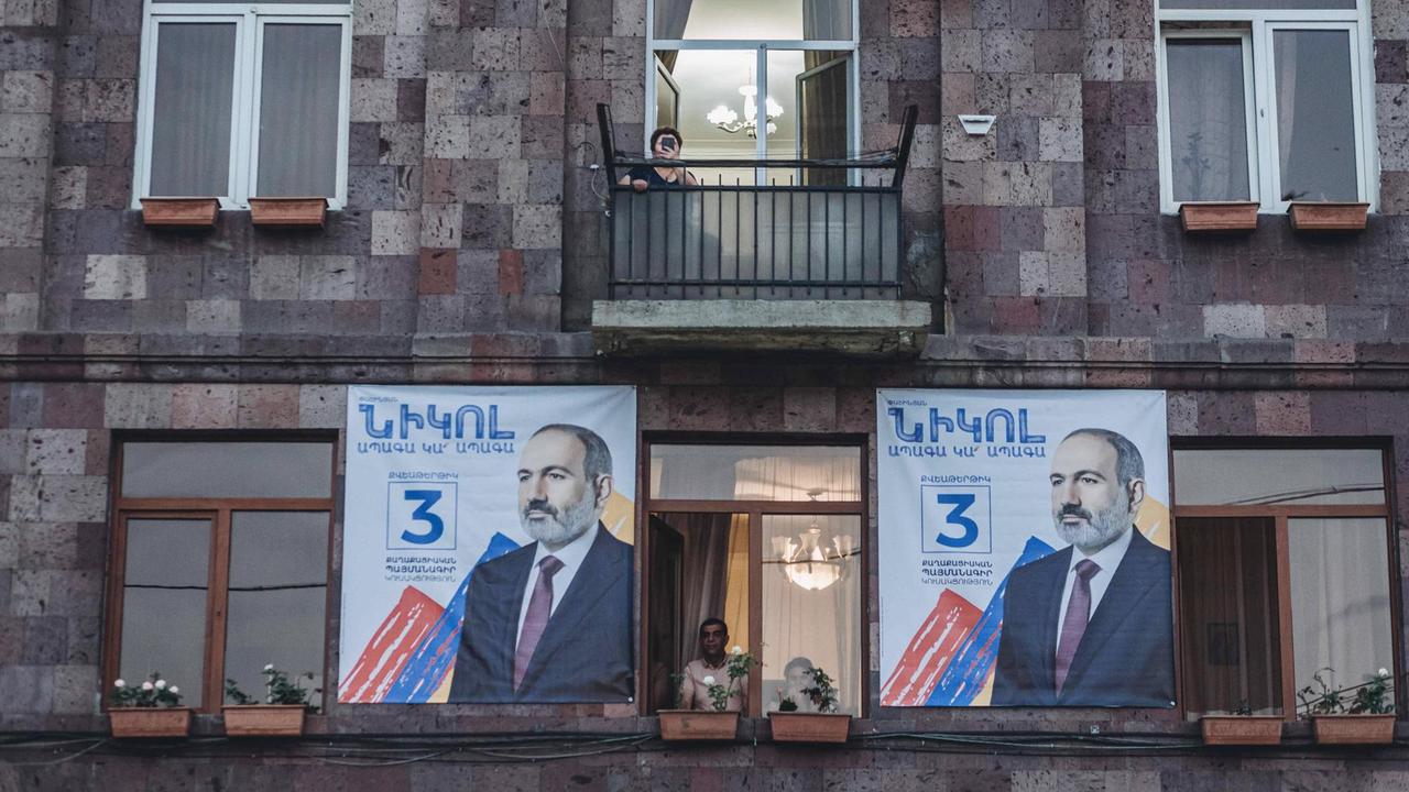 Wahlplakate von Nikol Pashinyan, dem Hauptkandidaten der Zivilvertragspartei für die Parlamentswahlen in Armenien