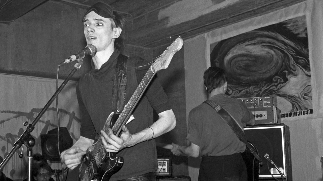 Blixa Bargeld (mit Mark Chung, im Hintergrund) bei einem Konzert der Einstürzenden Neubauten, 1982 während der Documenta 7 in Kassel. Blixa Bargeld (mit Mark Chung, im Hintergrund) bei einem Konzert der Einstürzenden Neubauten, 1982 während der Documenta 7 in Kassel.