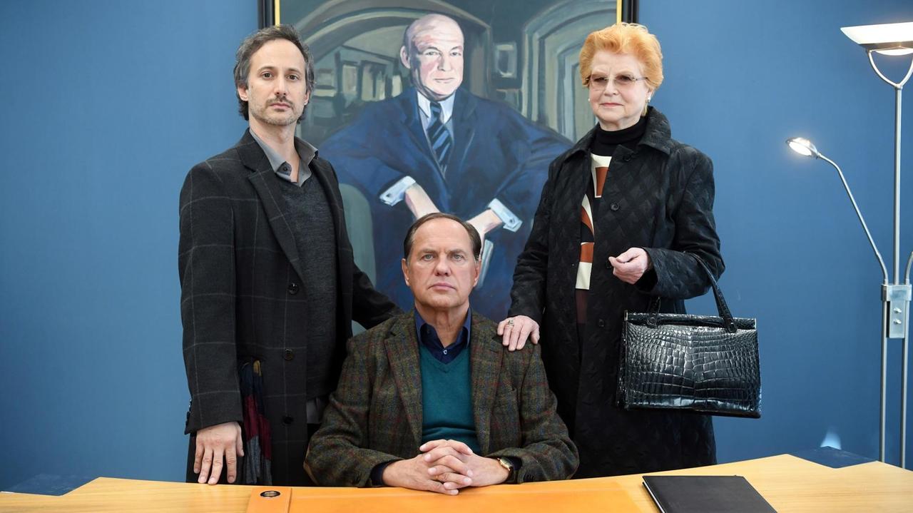 Die Schauspieler, v.l., Michael Ostrowski, Uwe Ochsenknecht und Irm Herrmann am Set zu der neuen TV-Serie "Labaule und Erben".