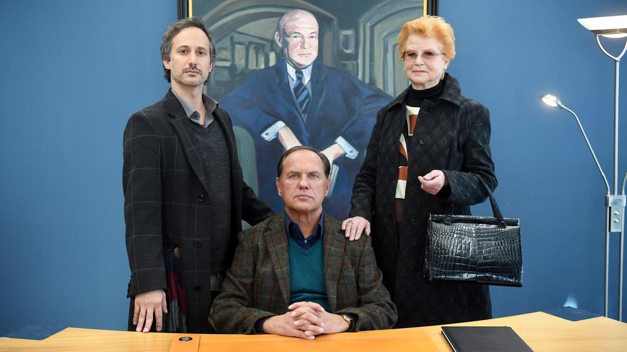 Die Schauspieler, v.l., Michael Ostrowski, Uwe Ochsenknecht und Irm Herrmann am Set zu der neuen TV-Serie "Labaule und Erben". Die Schauspieler, v.l., Michael Ostrowski, Uwe Ochsenknecht und Irm Herrmann am Set zu der neuen TV-Serie "Labaule und Erben".