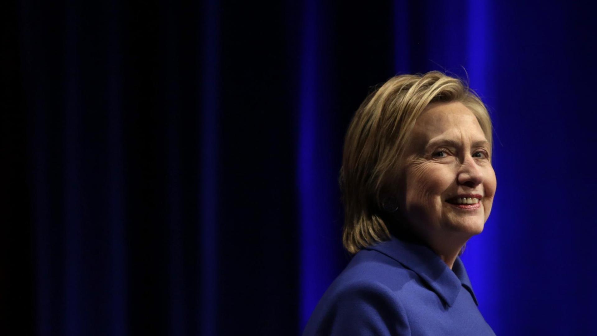 Hillary Clinton im Halbprofil vor einem dunkelblauen Hintergrund während ihrer Rede beim Children's Defense Fund in Washington.. Hillary Clinton im Halbprofil vor einem dunkelblauen Hintergrund während ihrer Rede beim Children's Defense Fund in Washington..