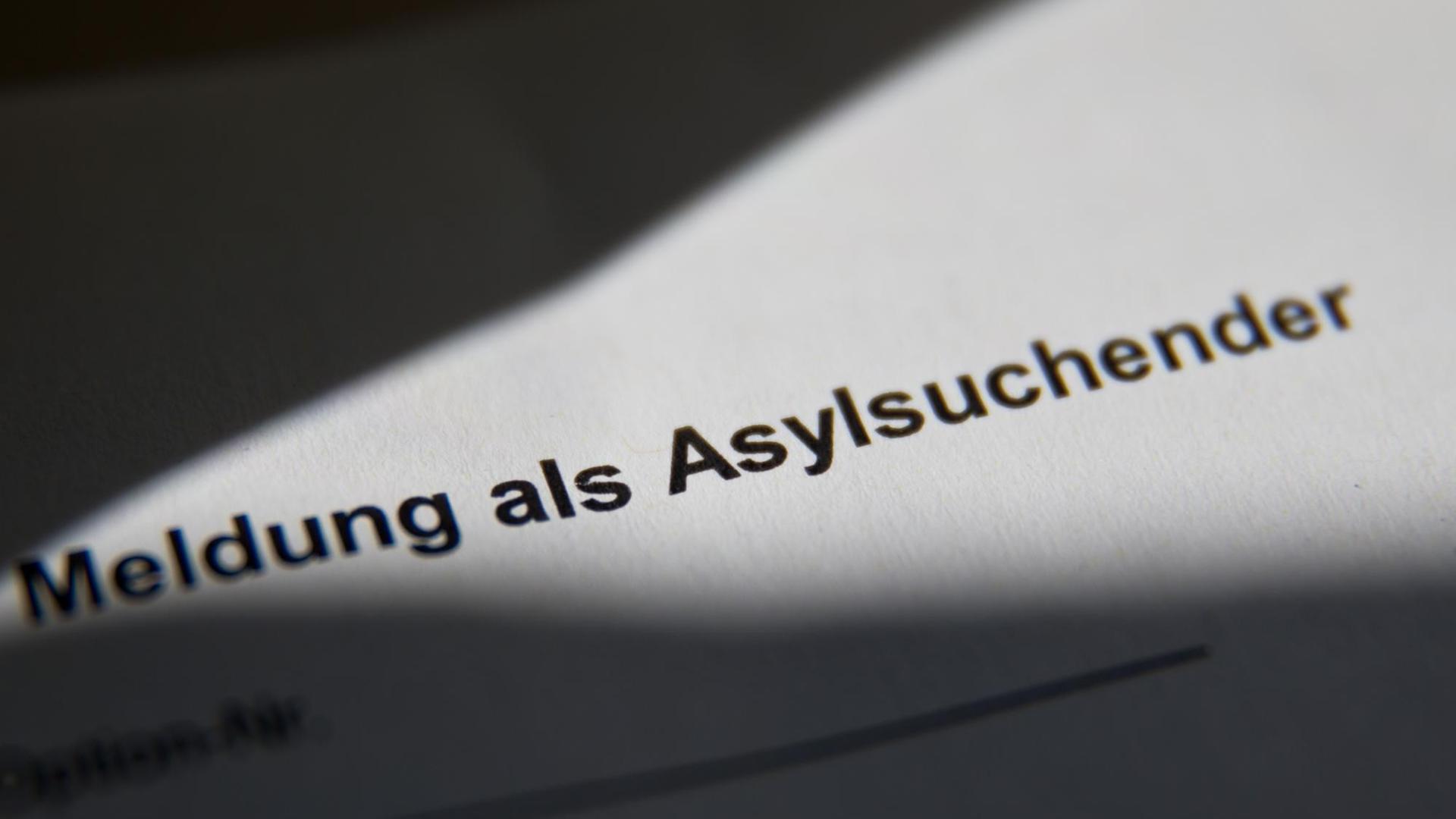 "Meldung als Asylsuchender" in der Zentralen Aufnahmeeinrichtung für Asylbewerber (ZAE) in Zirndorf auf einer Meldebescheinigung für Asylsuchende zu lesen.