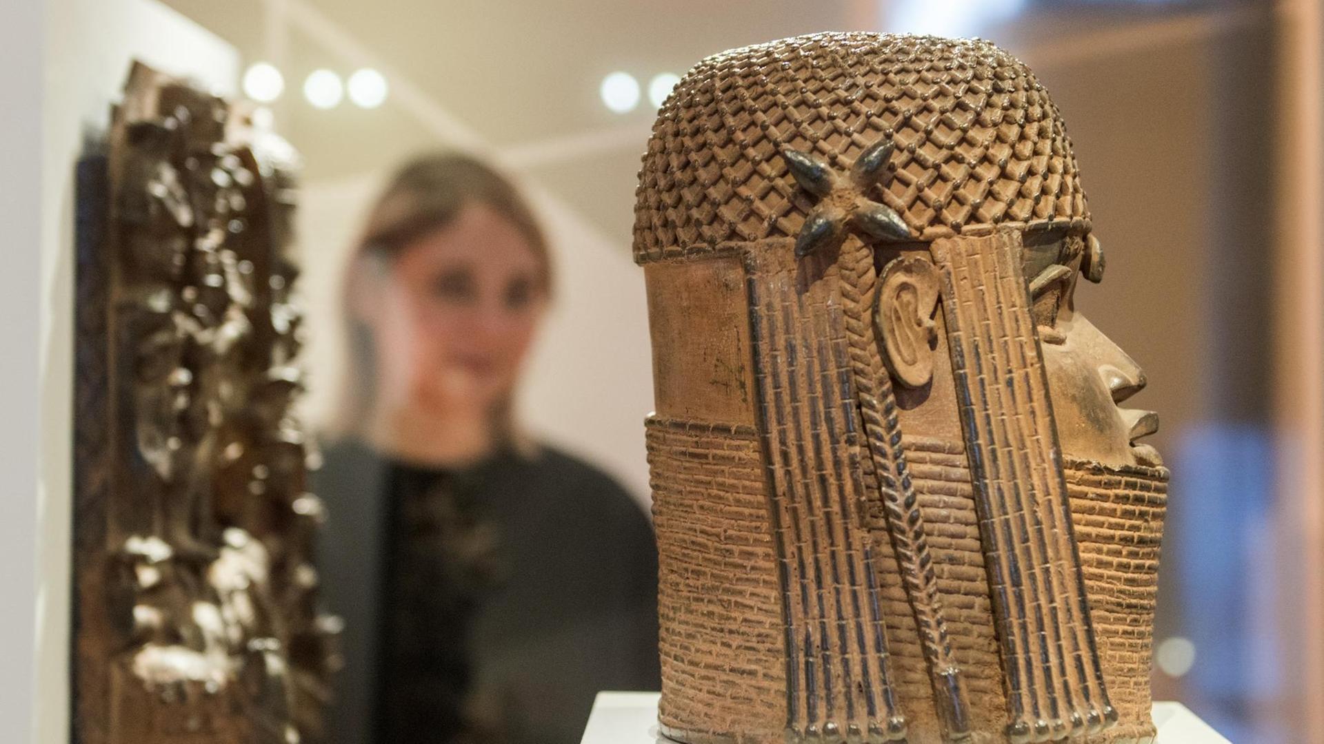 Raubkunst-Bronzen aus dem Land Benin in Westafrika sind im Hamburger Museum für Kunst und Gewerbe (MKG) in einer Vitrine ausgestellt Raubkunst-Bronzen aus dem Land Benin in Westafrika sind im Hamburger Museum für Kunst und Gewerbe (MKG) in einer Vitrine ausgestellt