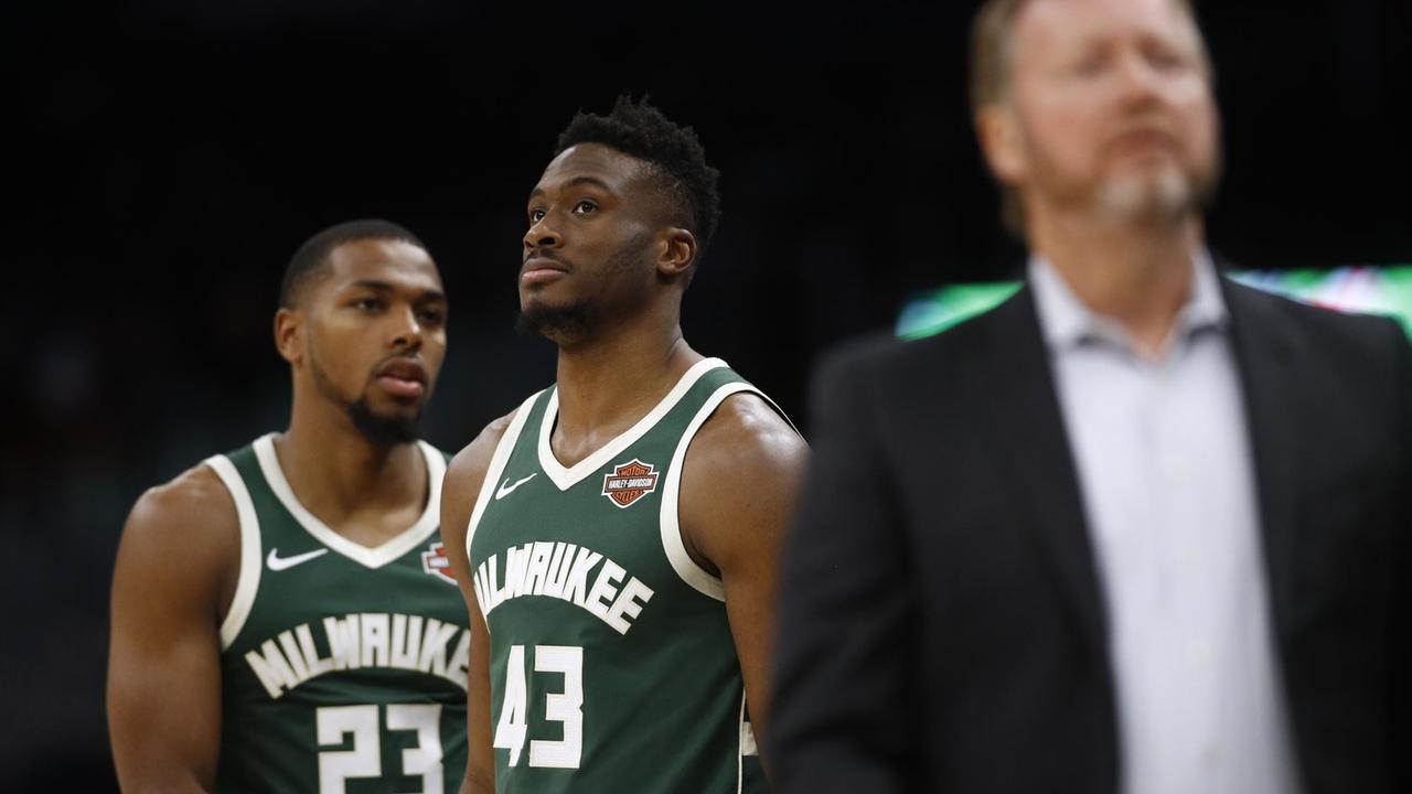 Thanasis Antetokounmpo (Mitte) und sein Mitspieler Sterling Brown (li.) und Trainer Mike Budenholzer von den Milwaukee Bucks. Thanasis Antetokounmpo (Mitte) und sein Mitspieler Sterling Brown (li.) und Trainer Mike Budenholzer von den Milwaukee Bucks.