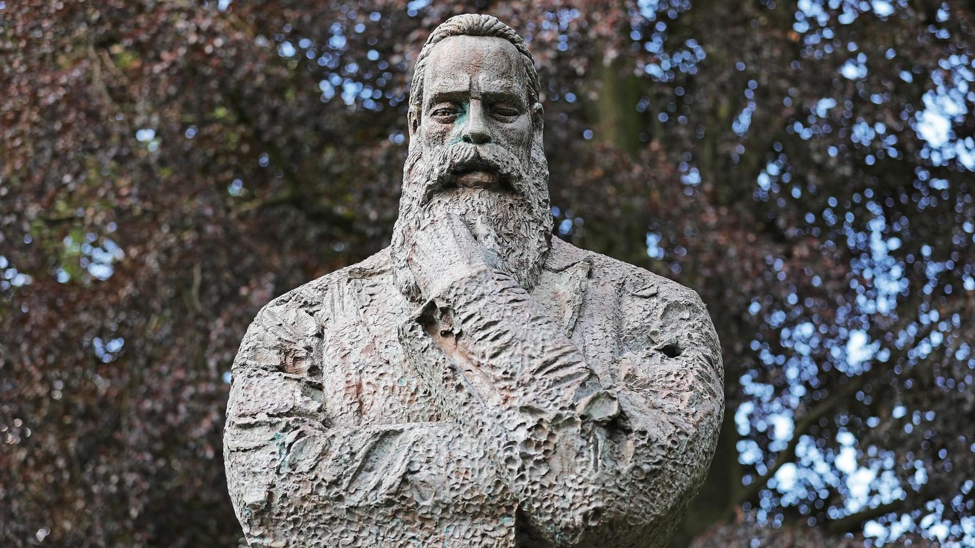 Eine Statue von Friedrich Engels in der Nähe seine Geburtshauses in Wuppertal. Eine Statue von Friedrich Engels in der Nähe seine Geburtshauses in Wuppertal.