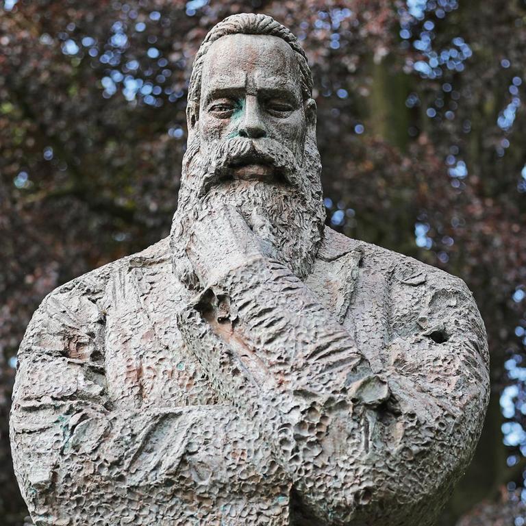 Eine Statue von Friedrich Engels in der Nähe seine Geburtshauses in Wuppertal.