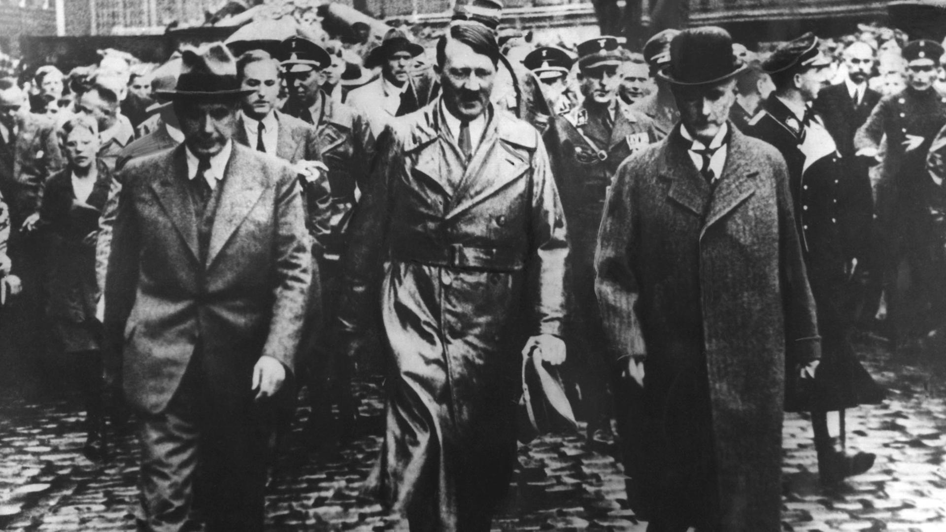 Gustav Krupp von Bohlen und Halbach (r) Adolf Hitler (M) Gustav Krupp von Bohlen und Halbach (r) Adolf Hitler (M)