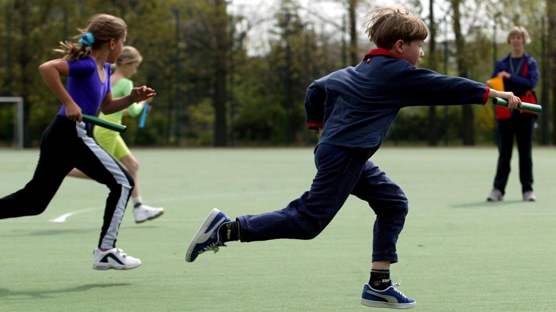 Staffellauf - Sportunterricht einer dritten Klasse der 28. Grundschule "Johann Strauß" in Berlin-Marzahn. Staffellauf - Sportunterricht einer dritten Klasse der 28. Grundschule "Johann Strauß" in Berlin-Marzahn.