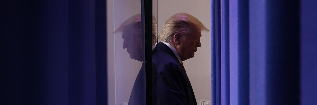 US-Präsident Donald Trump verlässt den Brady Press Briefing Room, nachdem er und Mitglieder der Coronavirus Task Force des Weißen Hauses am 19. März 2020 im Weißen Haus in Washington, DC, eine Pressekonferenz abgehalten haben. Er spiegelt sich dabein in einer Schreibe doppelt. US-Präsident Donald Trump verlässt den Brady Press Briefing Room, nachdem er und Mitglieder der Coronavirus Task Force des Weißen Hauses am 19. März 2020 im Weißen Haus in Washington, DC, eine Pressekonferenz abgehalten haben. Er spiegelt sich dabein in einer Schreibe doppelt.