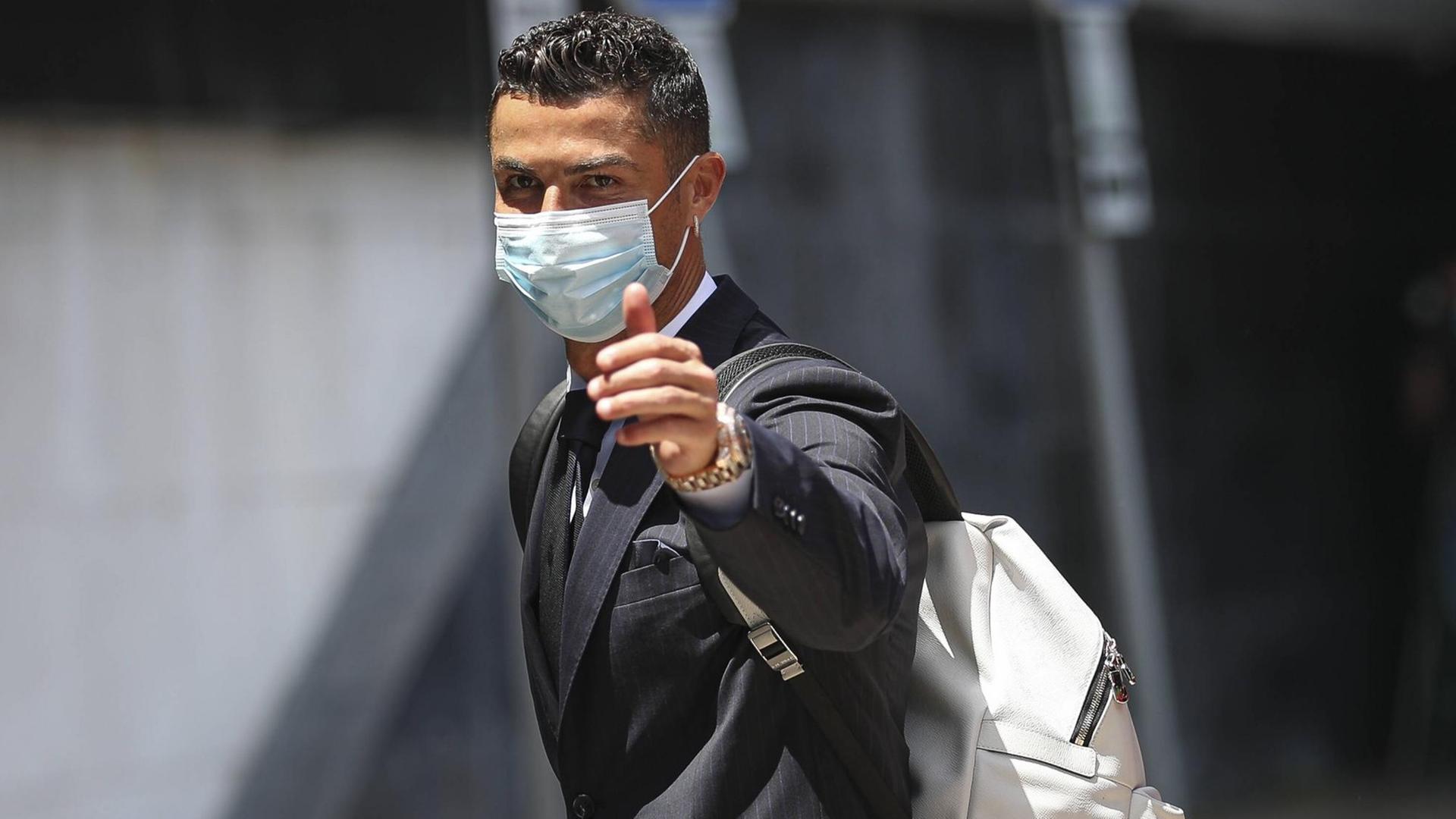 Der Fußballer Cristiano Ronaldo hält den hochgestreckten Daumen in die Kamera. Der Fußballer Cristiano Ronaldo hält den hochgestreckten Daumen in die Kamera.