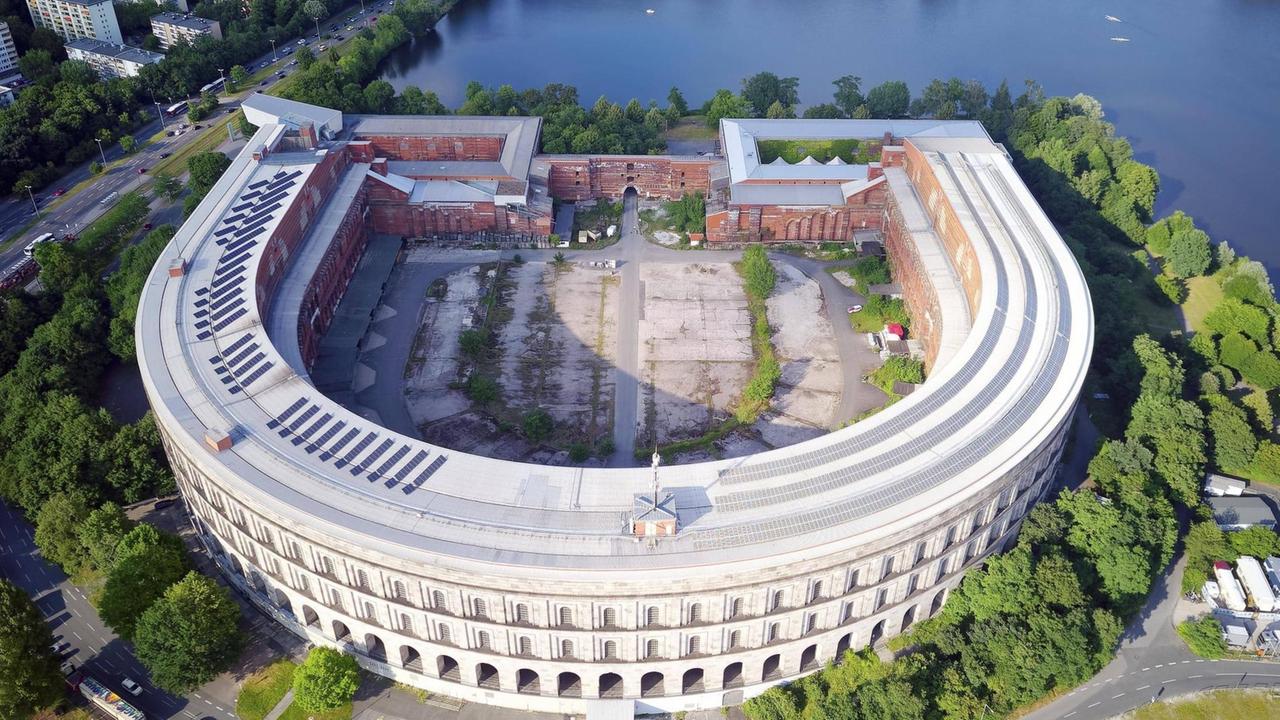 Unvollendete Kongresshalle der NSDAP am Dutzendteich in Nürnberg aus der Vogelperspektive betrachtet. Unvollendete Kongresshalle der NSDAP am Dutzendteich in Nürnberg aus der Vogelperspektive betrachtet.