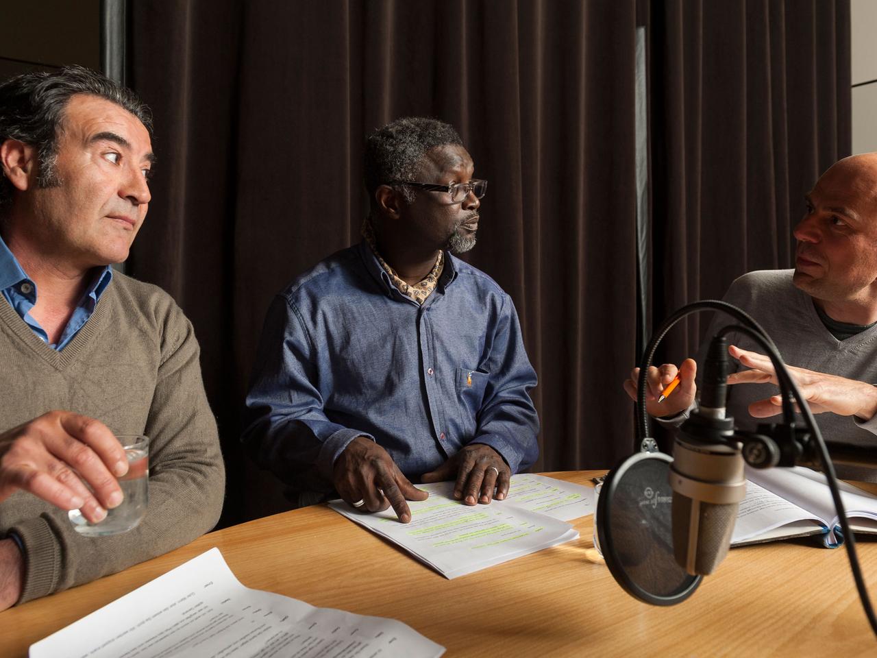 Schauspieler Mürtüz Yolcu (Enver) und Mansou Ciss (Otello) mit Regisseur Giuseppe Maio (v.l.) bei der Aufnahme des Hörspiels "Blumen für Otello", 9. April 2014 Schauspieler Mürtüz Yolcu (Enver) und Mansou Ciss (Otello) mit Regisseur Giuseppe Maio (v.l.) bei der Aufnahme des Hörspiels "Blumen für Otello", 9. April 2014