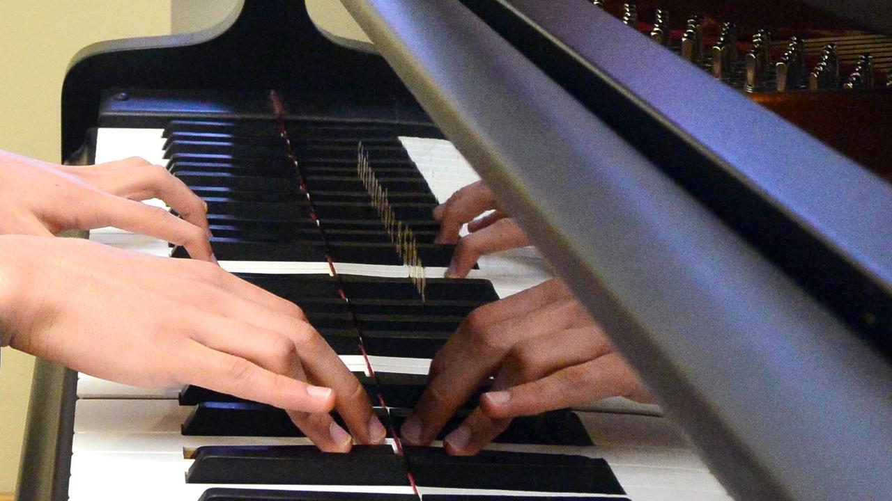 Hände spielen auf einem Klavier. Hände spielen auf einem Klavier.