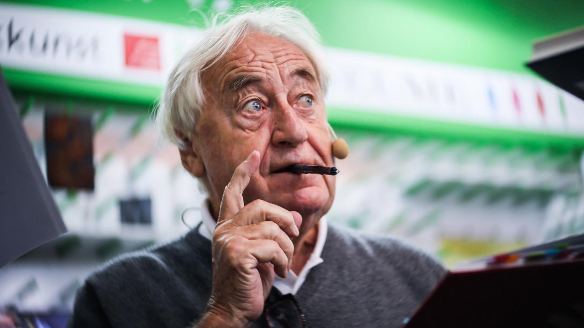 In der Eile hat Cees Nooteboom während einer Signierstunde auf der Frankfurter Buchmesse seinen Stift in den Mund gesteckt. In der Eile hat Cees Nooteboom während einer Signierstunde auf der Frankfurter Buchmesse seinen Stift in den Mund gesteckt.