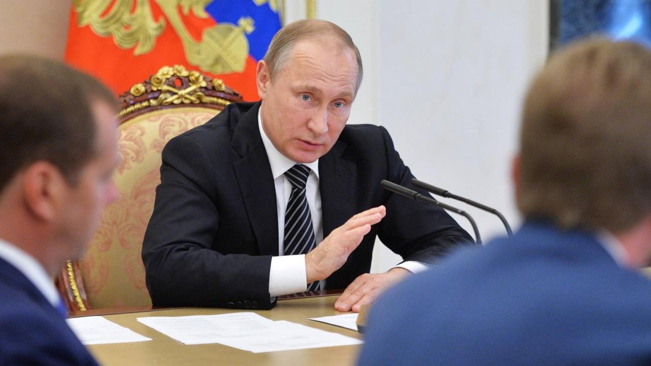 Russlands Präsident Wladimir Putin bei einem Treffen mit Regierungsmitgliedern am Mittwoch (10. August 2016). Russlands Präsident Wladimir Putin bei einem Treffen mit Regierungsmitgliedern am Mittwoch (10. August 2016).