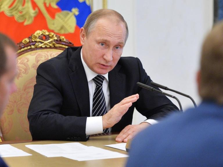 Russlands Präsident Wladimir Putin bei einem Treffen mit Regierungsmitgliedern am Mittwoch (10. August 2016).