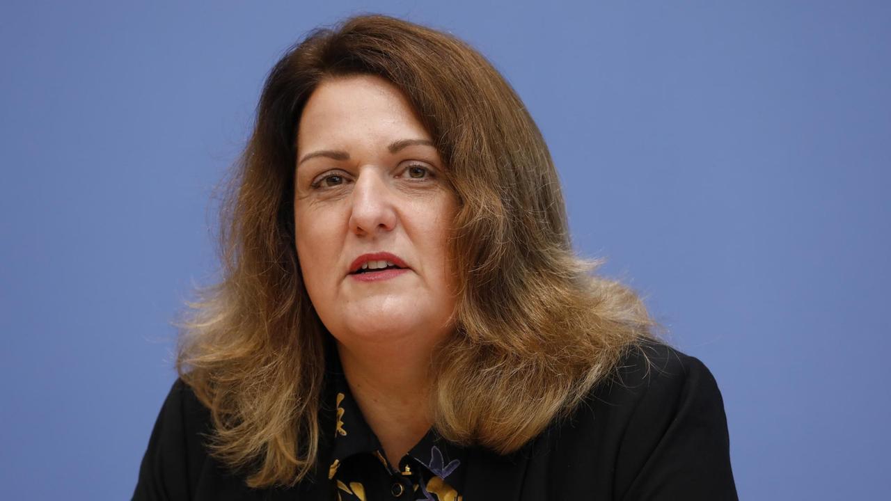 Prof. Dr. Birgit Eickelmann vom Institut für Erziehungswissenschaft an der Universität Paderborn spricht bei der Bundespressekonferenz. Prof. Dr. Birgit Eickelmann vom Institut für Erziehungswissenschaft an der Universität Paderborn spricht bei der Bundespressekonferenz.