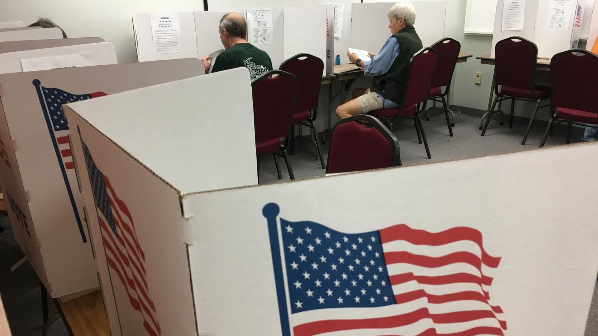 Vorzeitige Stimmabgabe in Eau Claire, Wisconsin, für die Präsidentschaftswahl 2016. Vorzeitige Stimmabgabe in Eau Claire, Wisconsin, für die Präsidentschaftswahl 2016.