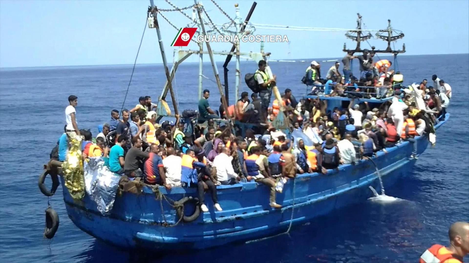 Eine Aufnahme der italienischen Küstenwache zeigt ein überfülltes Flüchtlingsboot. Eine Aufnahme der italienischen Küstenwache zeigt ein überfülltes Flüchtlingsboot.