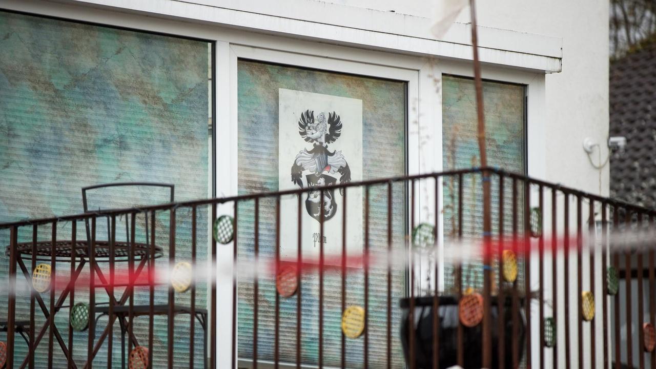 Blick auf ein Haus in Georgensgmünd, in dem ein 49-Jähriger Angehöriger der Reichsbürger-Bewegung bei einer Razzia am Vortag vier Polizisten angeschossen hatte. 