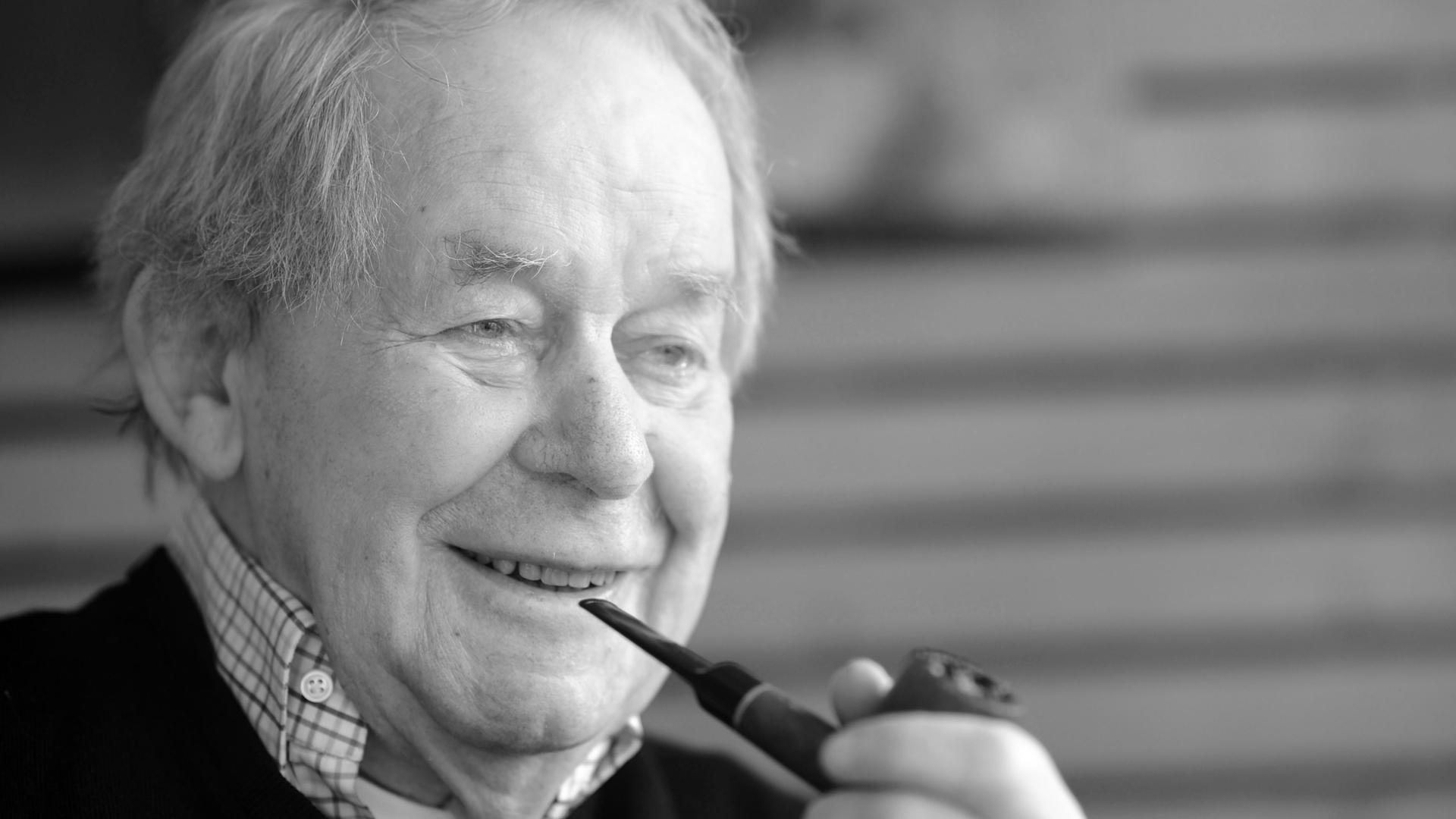 Siegfried Lenz gibt ein Interview und raucht dabei eine Pfeife. Siegfried Lenz gibt ein Interview und raucht dabei eine Pfeife.