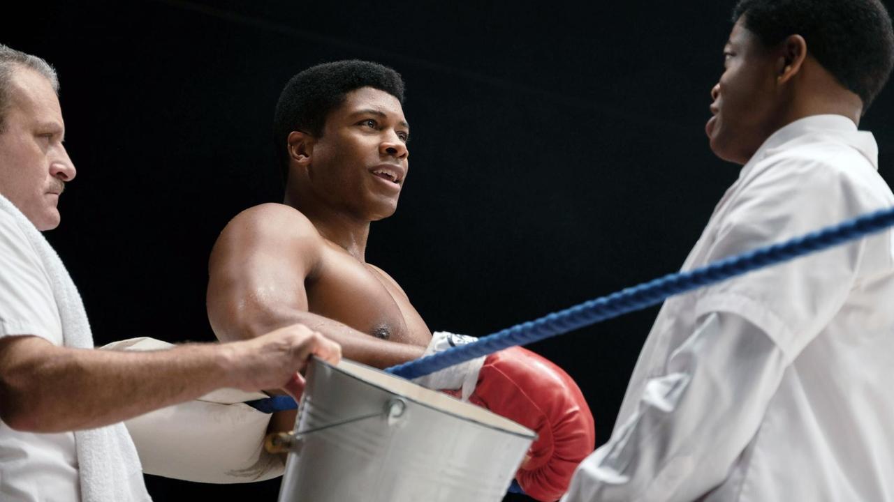 Filmausschnitt aus "One Night in Miami": Eli Goree als Cassius Clay im Boxring.

