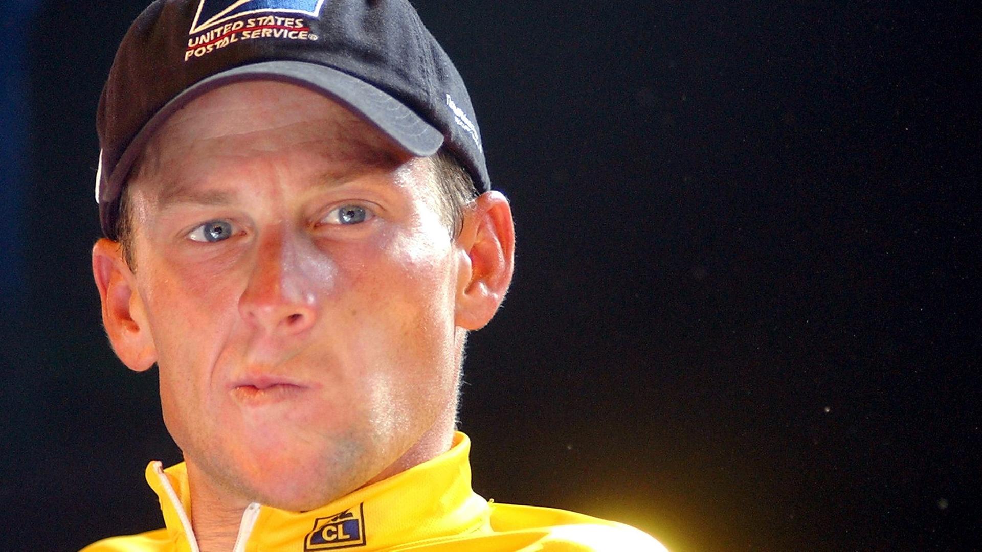 Der amerikanische Radsportler Lance Armstrong guckt kritisch Der amerikanische Radsportler Lance Armstrong guckt kritisch