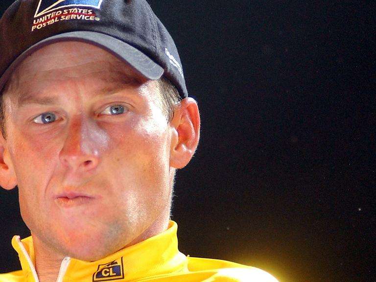 Der amerikanische Radsportler Lance Armstrong guckt kritisch