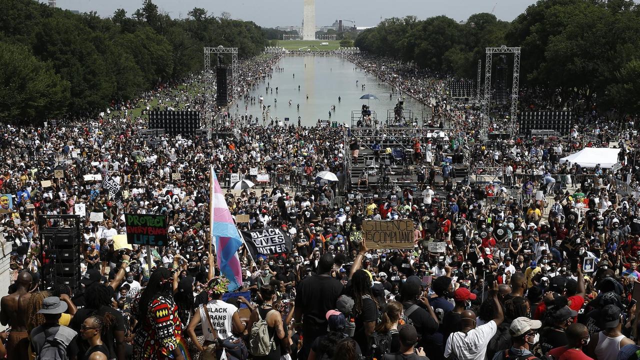 Tausende versammeln sich in Washington D.C. am Lincoln Memorial.