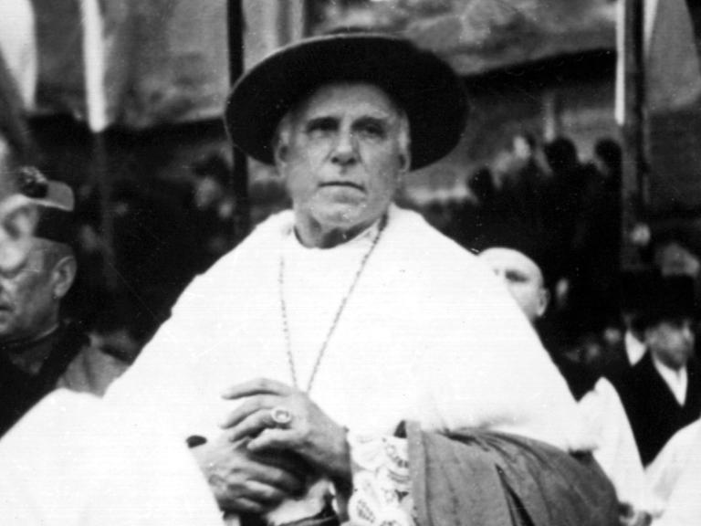 Der deutsche katholische Theologe Clemens August Graf von Galen in einer undatierten Aufnahme. Von Galen, seit 1933 Bischof von Münster, wurde für sein mutiges Verhalten im Kirchenkampf während der nationalsozialistischen Herrschaft bekannt.