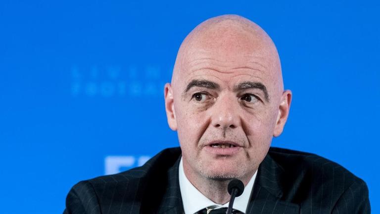 Gianni Infantino schaut bei einer Pressekonferenz skeptisch. Gianni Infantino schaut bei einer Pressekonferenz skeptisch.