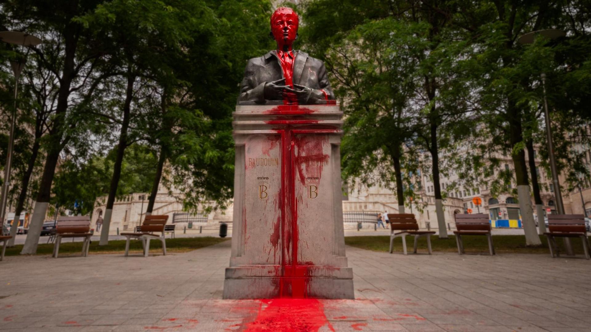 Statue des belgischen Königs Baudouin - mit roter Farbe bespritzt Statue des belgischen Königs Baudouin - mit roter Farbe bespritzt