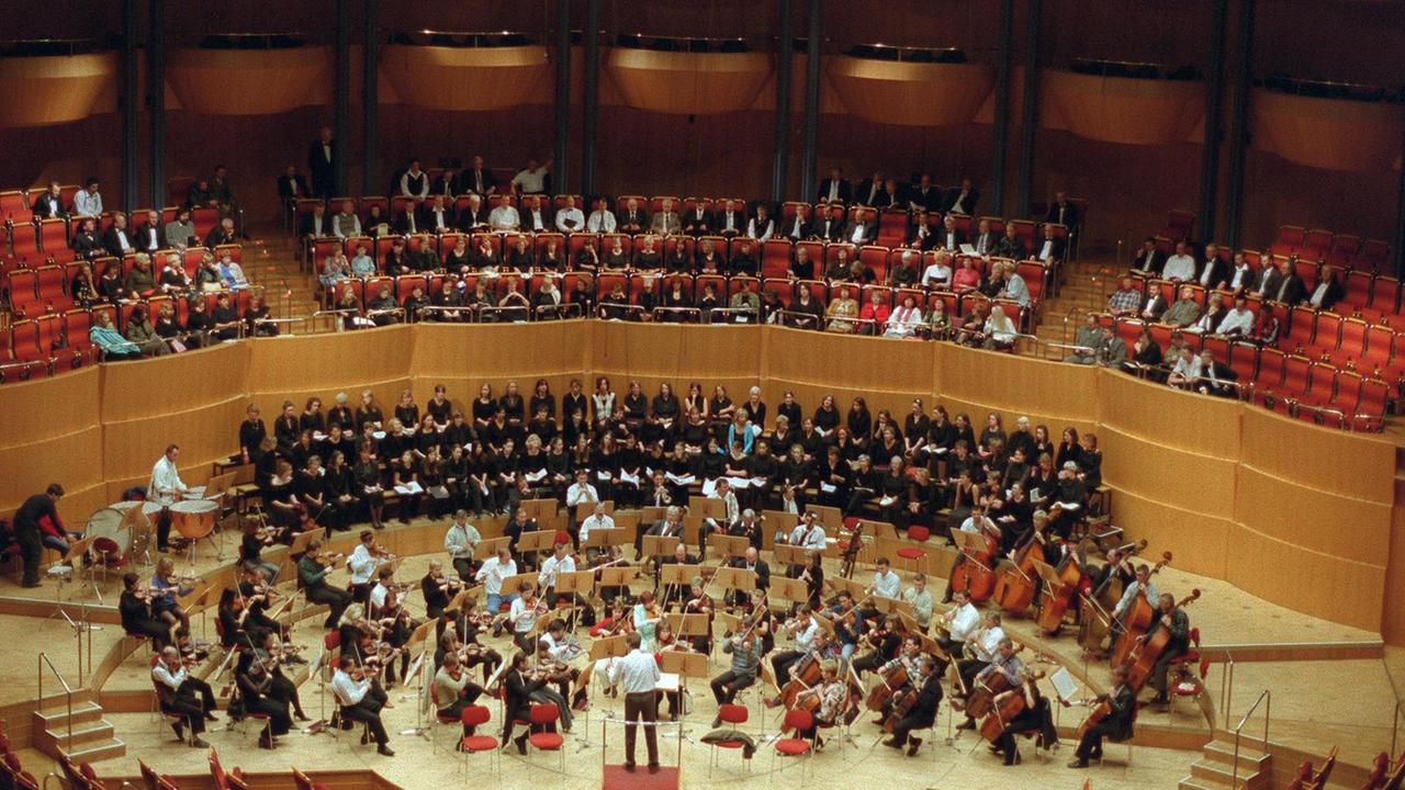 Die Wolgograder Philharmoniker mit dem russischen Dirigent Edward Serov während eines Konzerts in der Kölner Philharmonie. Die Wolgograder Philharmoniker mit dem russischen Dirigent Edward Serov während eines Konzerts in der Kölner Philharmonie.