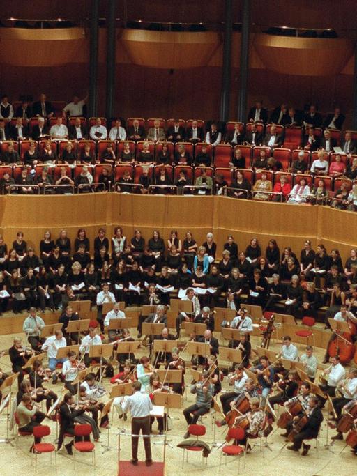 Die Wolgograder Philharmoniker mit dem russischen Dirigent Edward Serov während eines Konzerts in der Kölner Philharmonie.