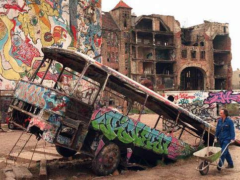 Ein Bauarbeiter passiert ein Kunstobjekt auf dem Hof des Kuenstlerhauses "Tacheles" in Berlin Ein Bauarbeiter passiert ein Kunstobjekt auf dem Hof des Kuenstlerhauses "Tacheles" in Berlin