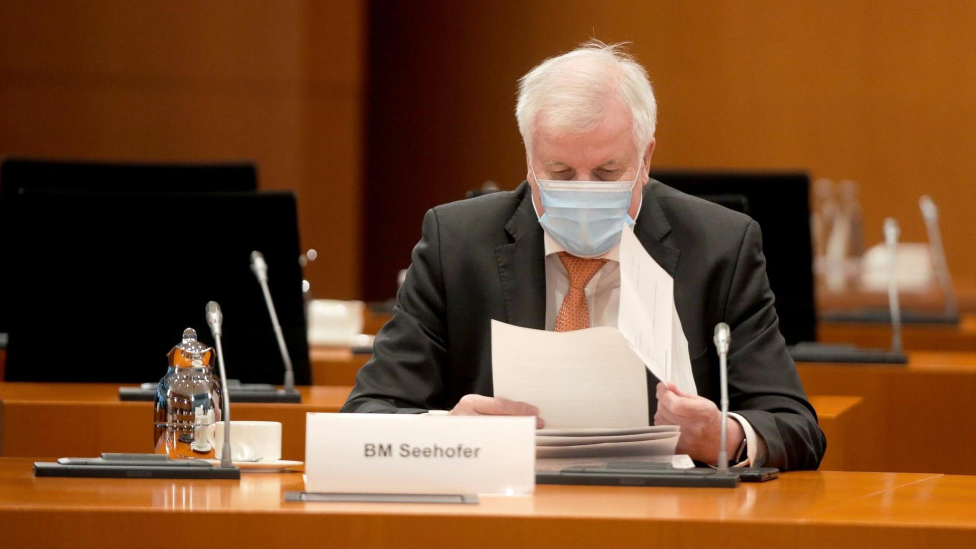Horst Seehofer (CSU), Bundesinnenminister, liest vor Beginn der Sitzung des Bundeskabinetts im Kanzleramt in seinen Unterlagen. Horst Seehofer (CSU), Bundesinnenminister, liest vor Beginn der Sitzung des Bundeskabinetts im Kanzleramt in seinen Unterlagen.