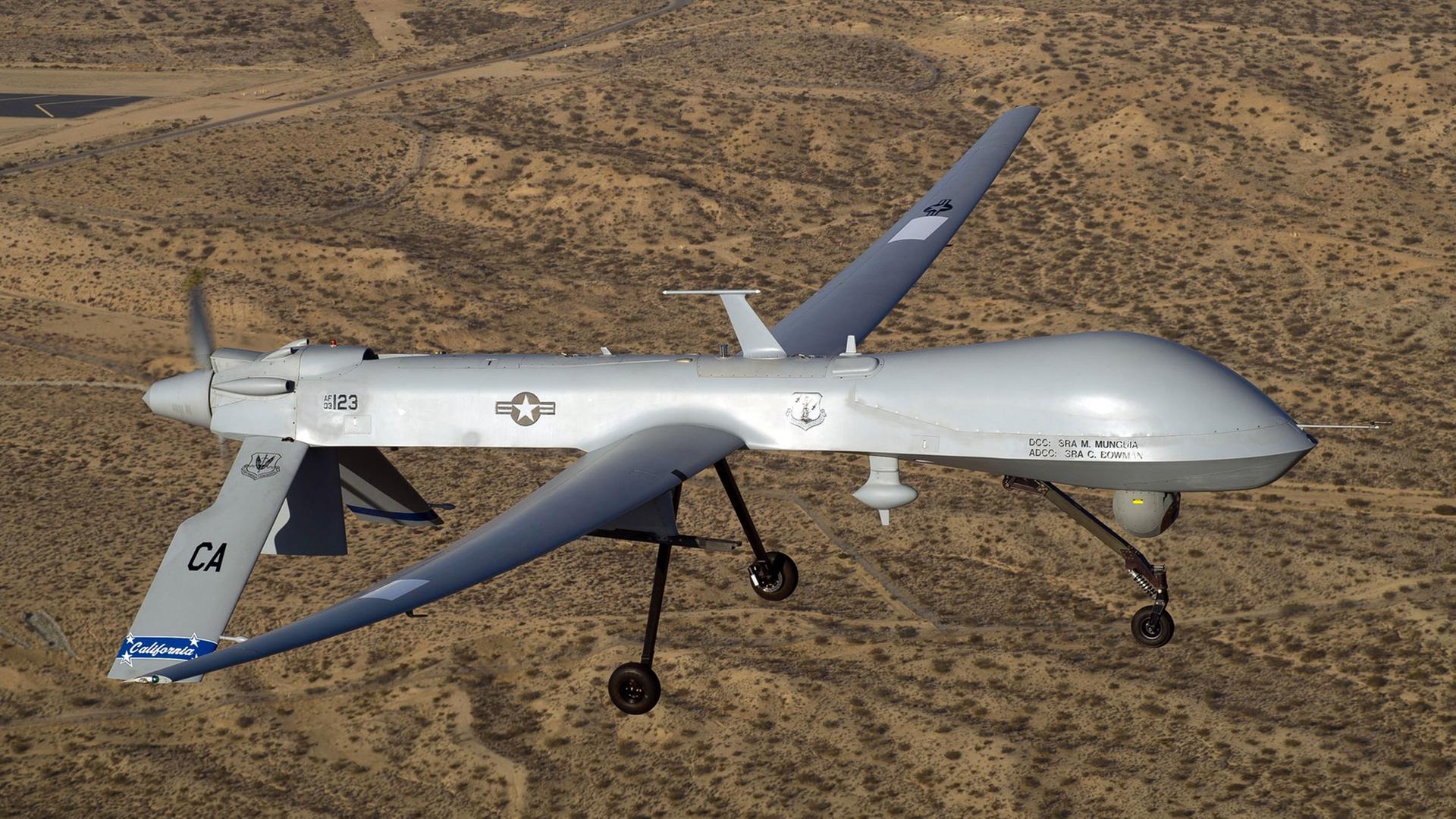 Eine unbemannte Kampfdrohne der US-Air-Force (MQ-1 Predator) fliegt in der Nähe eines logistischen Flughafens in Südkalifornien. Eine unbemannte Kampfdrohne der US-Air-Force (MQ-1 Predator) fliegt in der Nähe eines logistischen Flughafens in Südkalifornien.