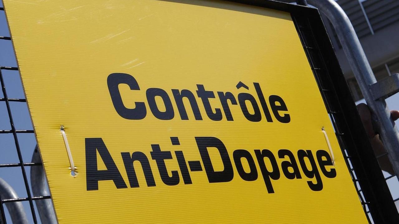 Bildnummer: 03820684 Datum: 17.07.2008 Copyright: imago/Hoch Zwei/GN Schild mit dem Hinweis Antidopingkontrolle am Rande der Tour de France 2008 - PUBLICATIONxINxGERxONLY; Vdig, hoch, Schriftzug, Controle anti Dopage, Dopingkontrolle, kontrollieren, anti Doping, Tour de France 2008, Straßenradsport, Straße, Rad, 12. Etappe: Lavelanet - Narbonne Radsport Herren Einzel Einzelbild Randmotiv Objekte Image number 03820684 date 17 07 2008 Copyright imago vertical two GN Shield with the Note Anti-doping control at Edge the Tour de France 2008 PUBLICATIONxINxGERxONLY Vdig vertical emblem Contrast Role Anti Dopage Doping control control Anti Doping Tour de France 2008 Road cycling Road Wheel 12 Stage Lavelanet Narbonne Cycling men Singles Single Rand motive Objects Bildnummer: 03820684 Datum: 17.07.2008 Copyright: imago/Hoch Zwei/GN Schild mit dem Hinweis Antidopingkontrolle am Rande der Tour de France 2008 - PUBLICATIONxINxGERxONLY; Vdig, hoch, Schriftzug, Controle anti Dopage, Dopingkontrolle, kontrollieren, anti Doping, Tour de France 2008, Straßenradsport, Straße, Rad, 12. Etappe: Lavelanet - Narbonne Radsport Herren Einzel Einzelbild Randmotiv Objekte Image number 03820684 date 17 07 2008 Copyright imago vertical two GN Shield with the Note Anti-doping control at Edge the Tour de France 2008 PUBLICATIONxINxGERxONLY Vdig vertical emblem Contrast Role Anti Dopage Doping control control Anti Doping Tour de France 2008 Road cycling Road Wheel 12 Stage Lavelanet Narbonne Cycling men Singles Single Rand motive Objects