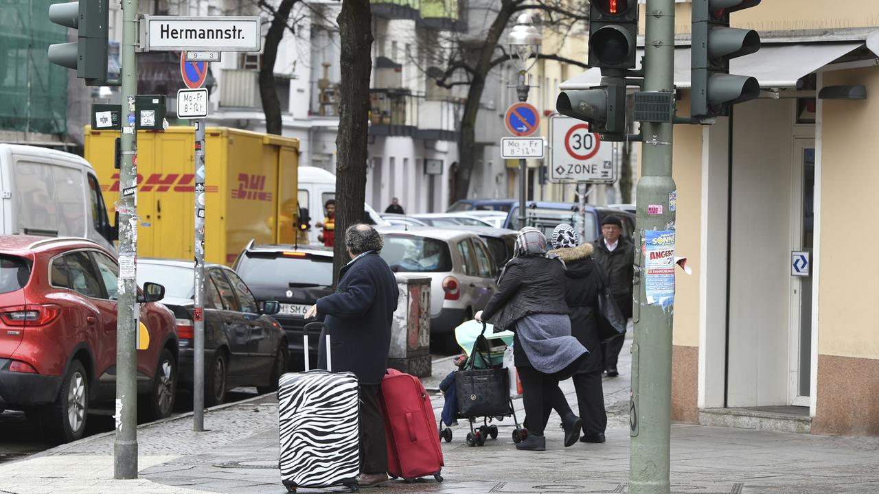 Passanten gehen in Berlin auf der Hermannstraße. Passanten gehen in Berlin auf der Hermannstraße.