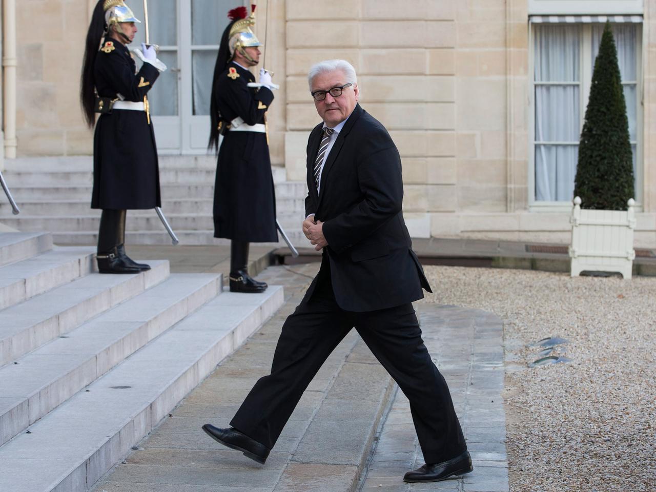 Bundesaußenminister Frank-Walter Steinmeier geht die Treppen des Élysée-Palasts in Paris hoch.