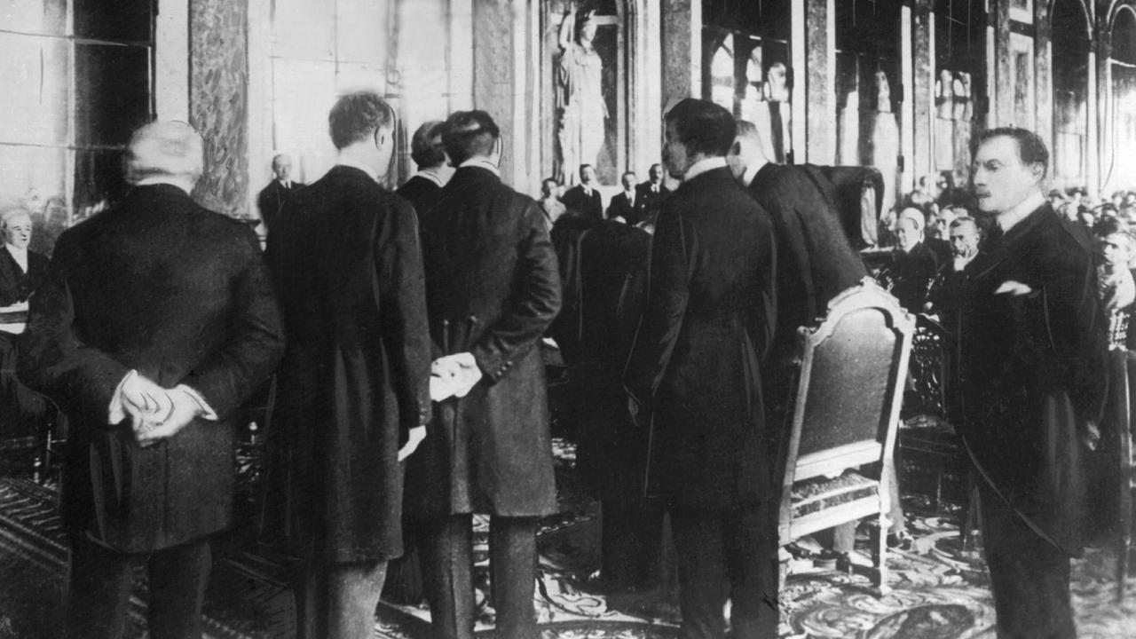 Hermann Müller (M) unterzeichnet als Reichsaußenminister den Versailler Vertrag. Hinter ihm Johannes Bell. Der Versailler Vertrag war der wichtigste der Pariser Vorortverträge, die 1919/20 den 1. Weltkrieg beendeten. Der Versailler Vertrag wurde am 28.6.1919 im Versailler Schloß zwischen Deutschland und 27 alliierten und assoziierten Mächten unterzeichnet und trat am 20.1.1920 in Kraft. Ohne deutsche Beteiligung wurde ab dem 18.1.1919 in Paris der Text des Friedensvertrages zwischen Wilson, Lloyd George, Clemenceau und Orlando (Die "Großen Vier") ausgearbeitet. Hermann Müller (M) unterzeichnet als Reichsaußenminister den Versailler Vertrag. Hinter ihm Johannes Bell. Der Versailler Vertrag war der wichtigste der Pariser Vorortverträge, die 1919/20 den 1. Weltkrieg beendeten. Der Versailler Vertrag wurde am 28.6.1919 im Versailler Schloß zwischen Deutschland und 27 alliierten und assoziierten Mächten unterzeichnet und trat am 20.1.1920 in Kraft. Ohne deutsche Beteiligung wurde ab dem 18.1.1919 in Paris der Text des Friedensvertrages zwischen Wilson, Lloyd George, Clemenceau und Orlando (Die "Großen Vier") ausgearbeitet.